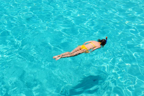 Mujer haciendo snorkel — Foto de Stock