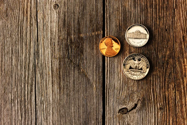 Nás mince centu nad dřevěné pozadí — Stock fotografie