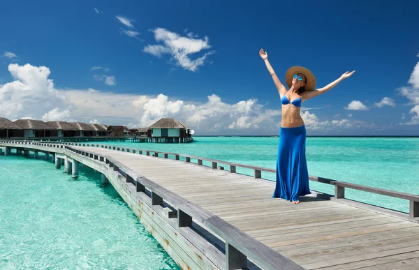 Femme sur une jetée de plage aux Maldives — Photo