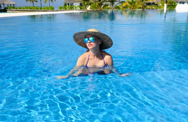 Mujer junto a la piscina — Foto de Stock