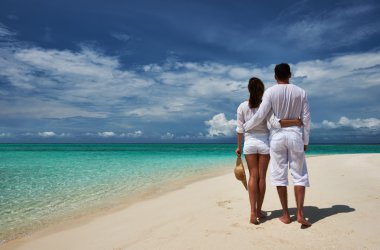 Maldivler bir plajda couple