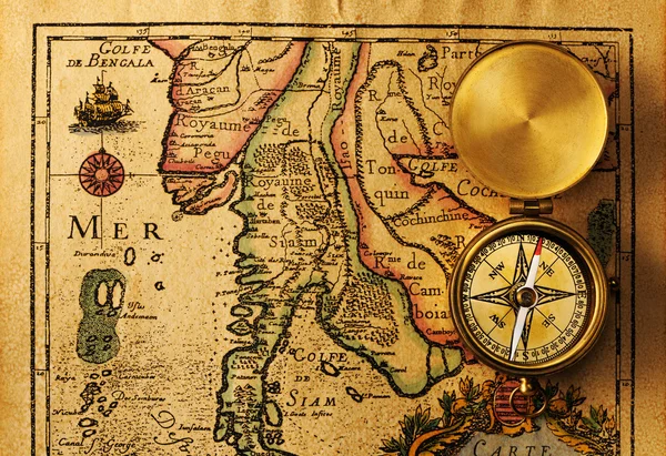 Antika kompass över gamla karta — Stockfoto