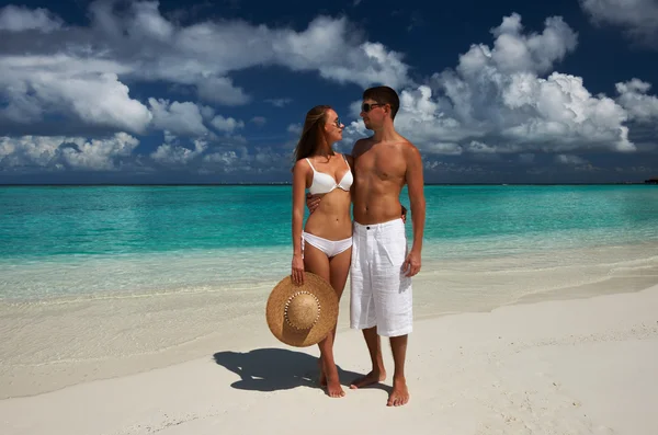 Casal em uma praia em Maldivas — Fotografia de Stock