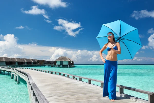 Mujer en un embarcadero de playa en Maldivas — Foto de Stock