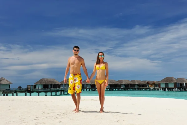 Koppel op een strand op de Malediven — Stockfoto