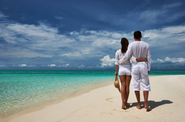 Coppia su una spiaggia alle Maldive — Foto Stock