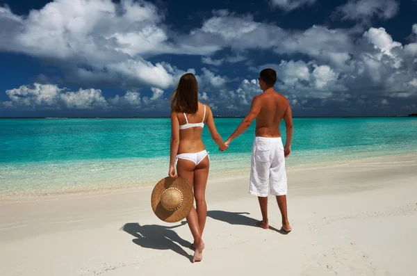 Casal em uma praia em Maldivas — Fotografia de Stock