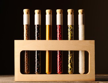 ahşap masa üzerinde şişeler içinde baharatlar