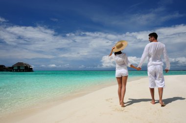 Maldivler bir plajda couple