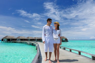Maldivler plaj iskeleye couple