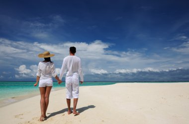 Maldivler bir plajda couple
