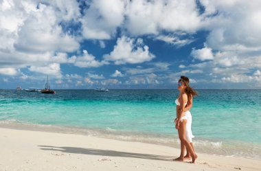 Maldivler bir plajda couple