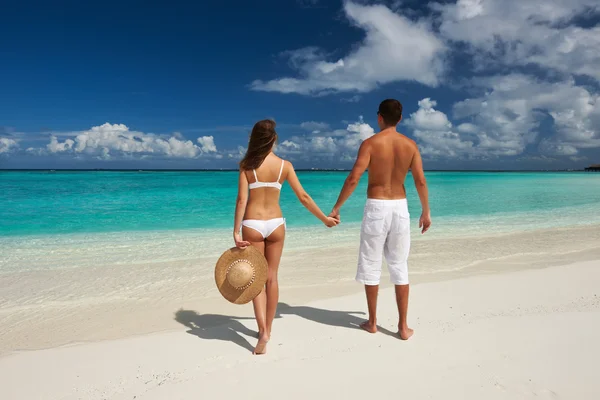 Couple sur une plage aux Maldives — Photo