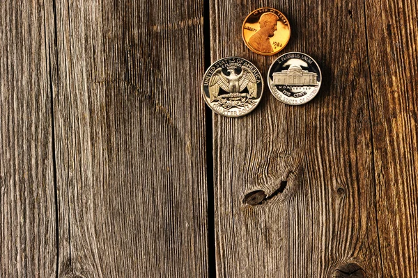 Монеты США на деревянном фоне — стоковое фото