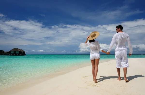 Pareja en una playa en Maldivas — Foto de Stock