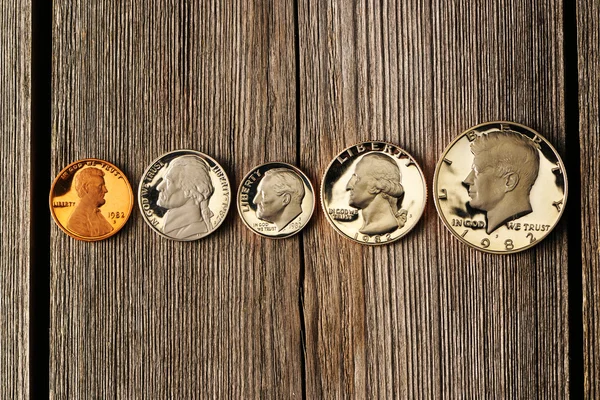 Nás mince centu nad dřevěné pozadí — Stock fotografie
