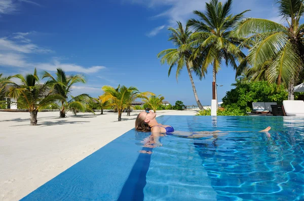 Mujer junto a la piscina — Foto de Stock