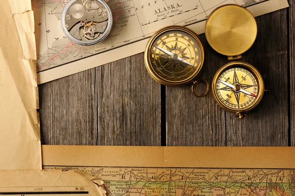 Starožitný Kompasy nad starou mapu — Stock fotografie