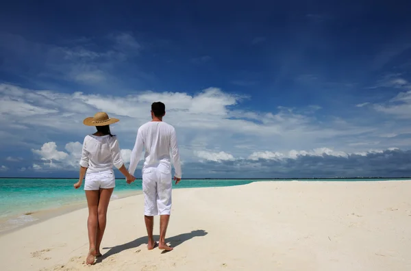 Maldivler bir plajda couple — Stok fotoğraf