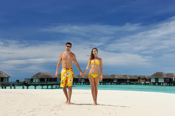 Koppel op een strand op de Malediven — Stockfoto