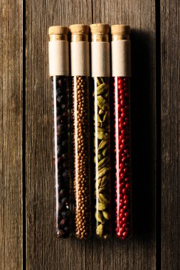 ahşap masa üzerinde şişeler içinde baharatlar