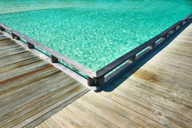 Deniz kıyısında iskelede.