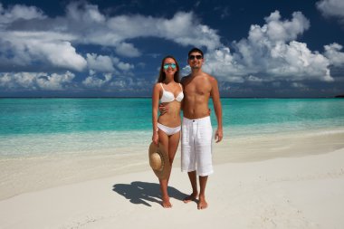 Maldivler bir plajda couple