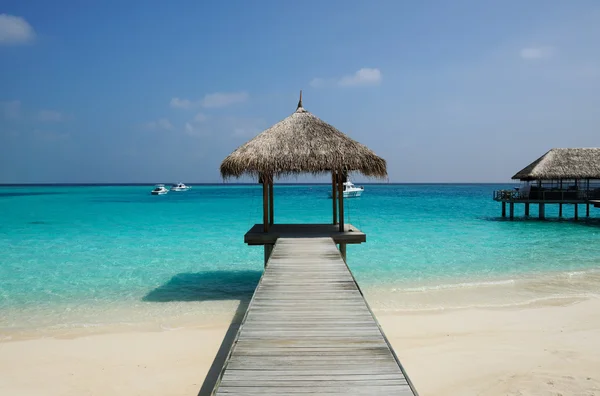 Bella spiaggia con pontile — Foto Stock