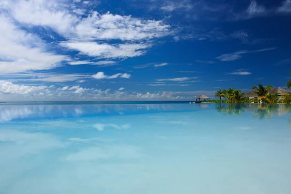 Luksusowy tropikalny basen — Zdjęcie stockowe