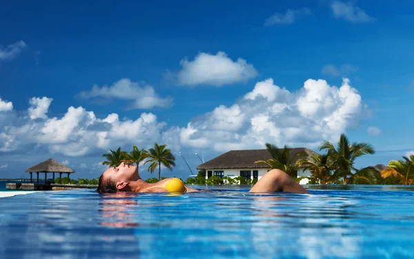 Mujer junto a la piscina — Foto de Stock