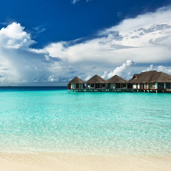 Schöner Strand mit Wasserbungalows — Stockfoto