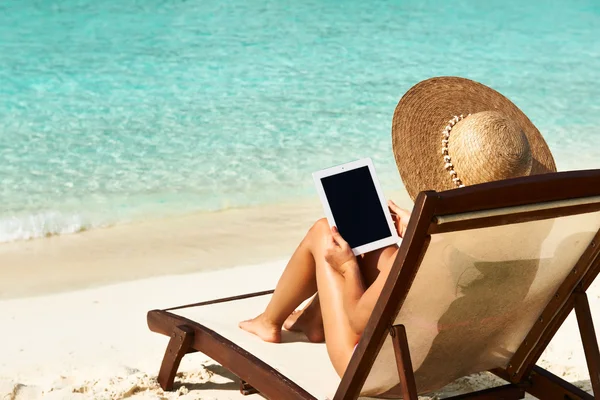 Mujer joven con tablet PC en la playa —  Fotos de Stock