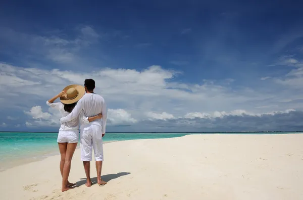 Maldivler bir plajda couple — Stok fotoğraf