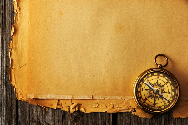 eski arka plan üzerinde Antik pirinç pusula