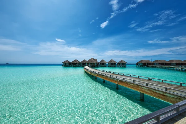 Praia bonita com bungalows de água — Fotografia de Stock