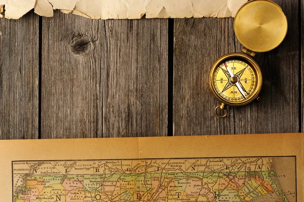 Starožitný kompas nad starou mapu — Stock fotografie