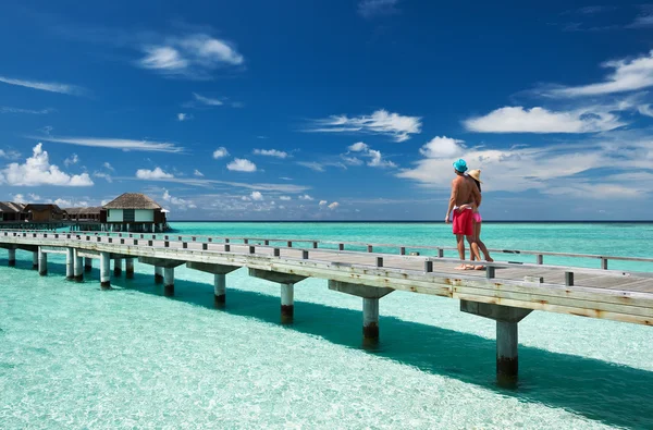 Couple on a beach jetty at Maldives — Stock Photo, Image