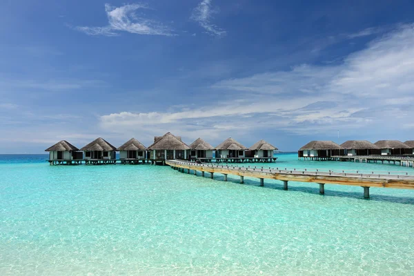 Praia bonita com bungalows de água — Fotografia de Stock