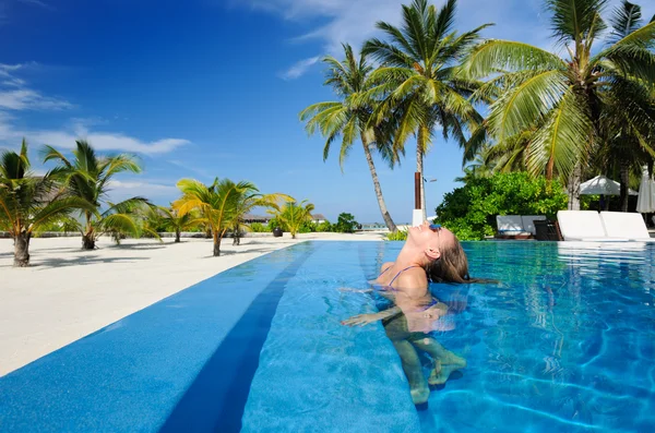 Mujer junto a la piscina — Foto de Stock