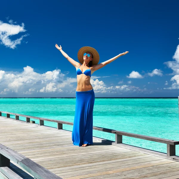 Vrouw op een steiger strand op de Malediven — Stockfoto