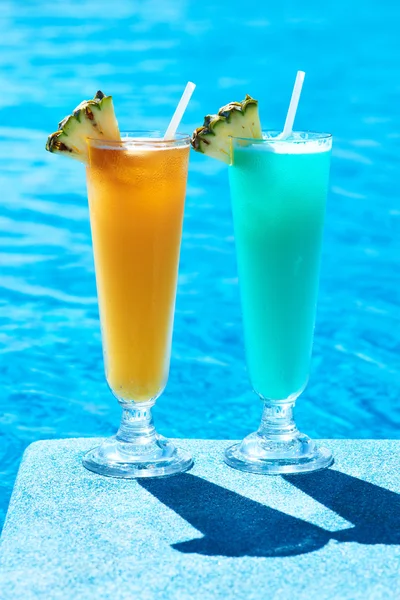 Cocktails near swimming pool — Stock Photo, Image