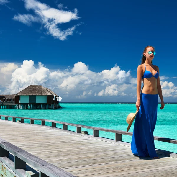 Maldivler plaj iskeleye kadın — Stok fotoğraf