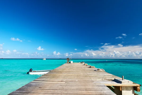 Praia bonita com molhe — Fotografia de Stock