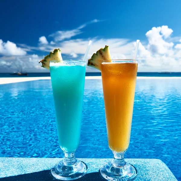 Cocktails perto da piscina — Fotografia de Stock