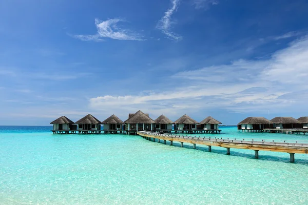 Schöner Strand mit Wasserbungalows — Stockfoto