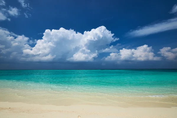 Água azul-turquesa cristalina na praia tropical — Fotografia de Stock