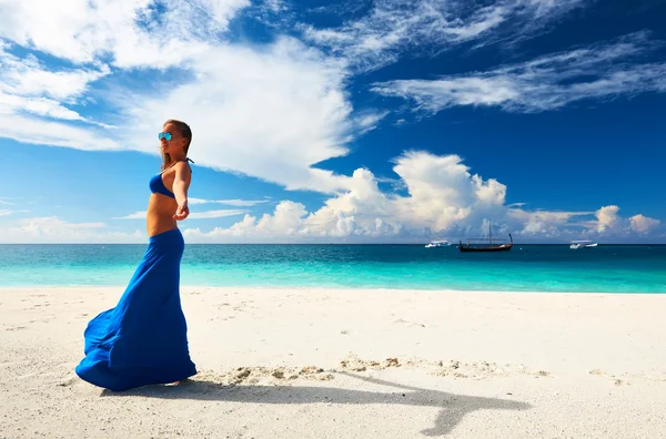 Жінка біля пляжу — стокове фото