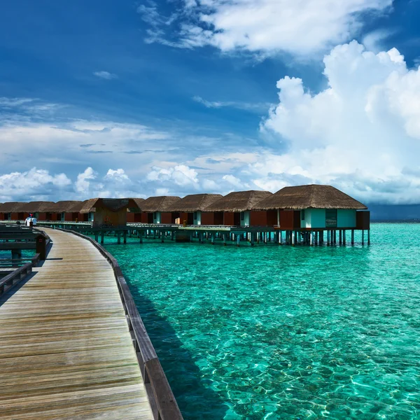 Praia bonita com bungalows de água — Fotografia de Stock