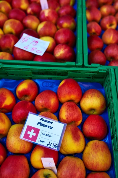 Baskets of fresh apples — Stock Photo, Image