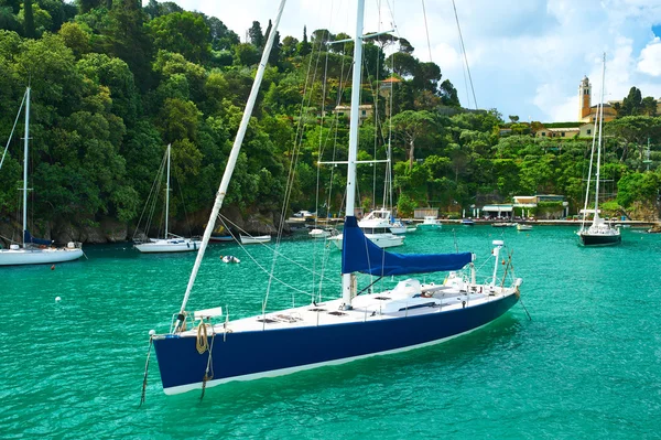 Iate na baía de Portofino — Fotografia de Stock